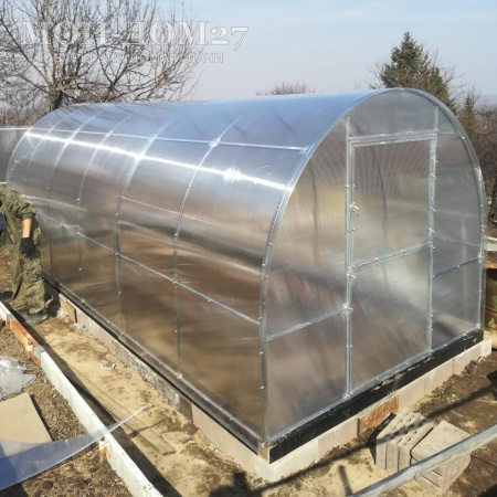 Теплица Трубная 2,5х6 метров с поликарбонатом | Мой-Дом27 | Каркас изготовлен из оцинкованной замкнутой трубы 20*20 мм.<br>
 <b>Ширина - 2,5 метра.</b>&nbsp;Высота - 2,15 метра. Длина - 6 метров.<br>
 Выдерживаемая снеговая нагрузка - 100 кг/м2. Выдерживаемая ветровая нагрузка - до 22 м/с.&nbsp;<br>
 Расстояние между дугами 1 метр.&nbsp;<b>Толщина металла дуг 1,2 мм.</b>&nbsp;Ширина двери 0,96 метра.<br>